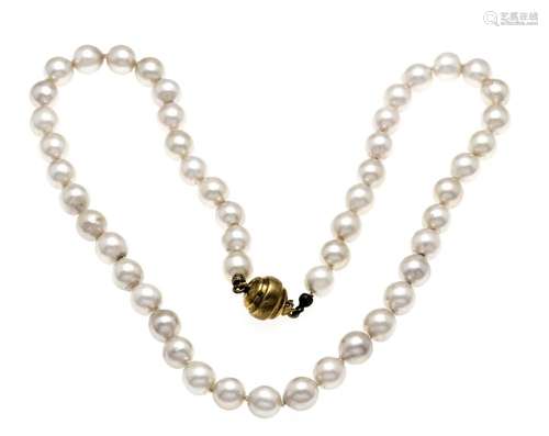 Pearl necklace with ball clasp