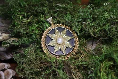 Broche/pendentif en or jaune 750 et pierre dure ornée d'...