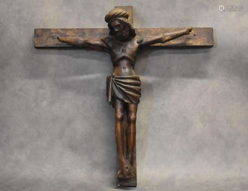 Christ en bois sculpté avec restes de polychromie