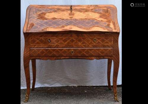 Bureau en pente en marqueterie de bois précieux, ouvrant par...