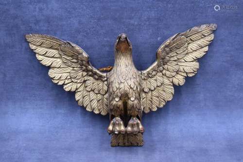 Aigle en bois sculpté et doré