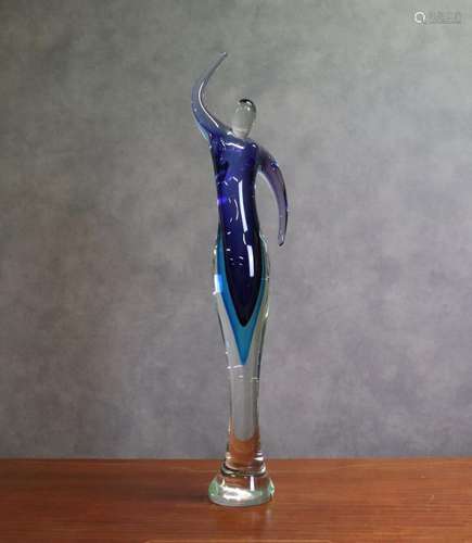 Sculpture en verre représentant une femme aux couleurs bleut...