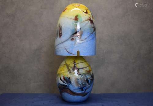 Michèle LUZORO (1949), Lampe en verre à décor multicolor