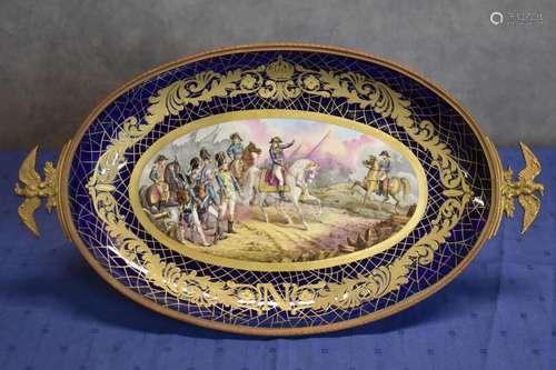 Plat à décor d'une scène de bataille avec Napoléon, fond...