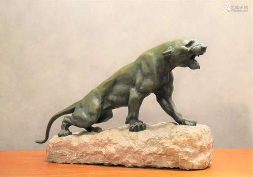 Thomas CARTIER (1879-1943), Lionne rugissant en bronze à pat...