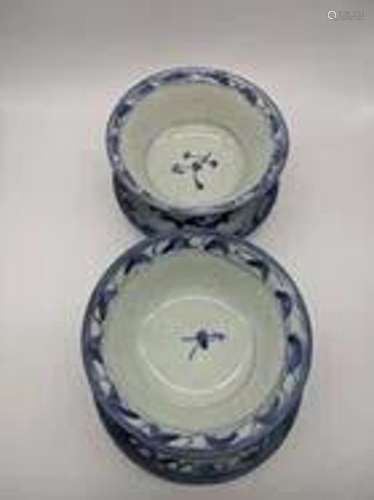 A pair of late 19th/early 20th century blue and white