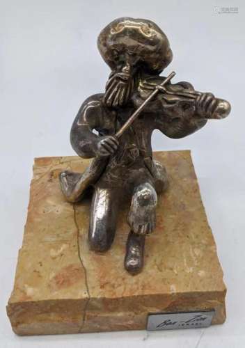 A silver Jewish fiddler raised on base, H.8cm