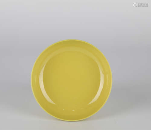 Chinese yellow glazed porcelain plate，18th