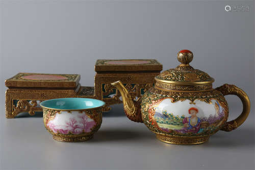 A Set of Porcelain Teapot and Teacup.