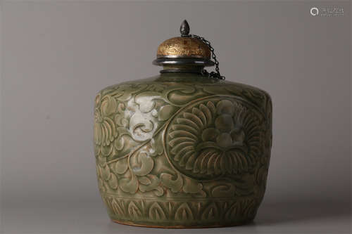 A Porcelain Lidded Pot with Flowers Design.