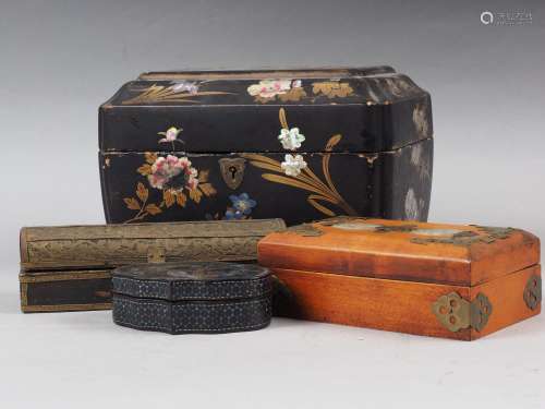 A lacquered tea caddy, fitted two Imari canisters, 9 wide (d...