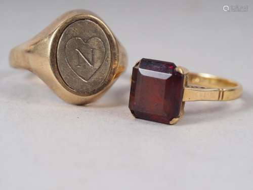 An 18ct gold and garnet single stone dress ring, size M, 3.4...