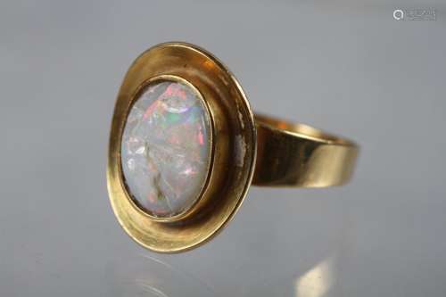 A yellow metal ring, set rough opal, size 5 1/2