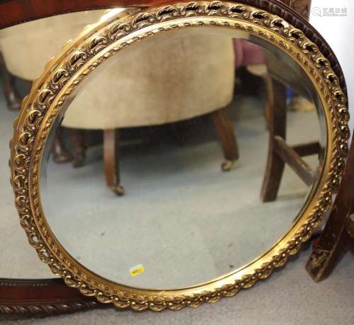 A gilt framed circular wall mirror with bevelled plate, 20 d...