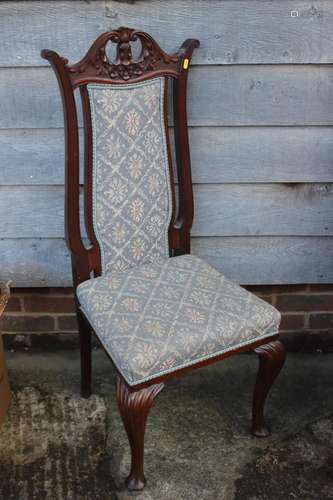 An Edwardian walnut side chair with padded back, on cabriole...