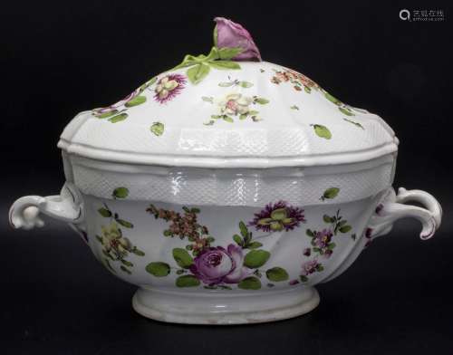 Große Deckelterrine mit Blumenmalerei / A covered tureen wit...