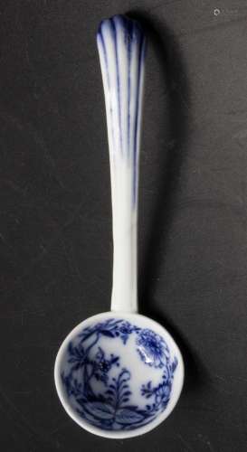 Zwiebelmuster Saucenlöffel / An onion pattern sauce spoon, M...