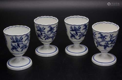 4 Zwiebelmuster Eierbecher / 4 onion pattern egg cups, Meiss...