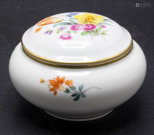 Runde Deckeldose mit Blumenbouquet / A lidded box with flowe...