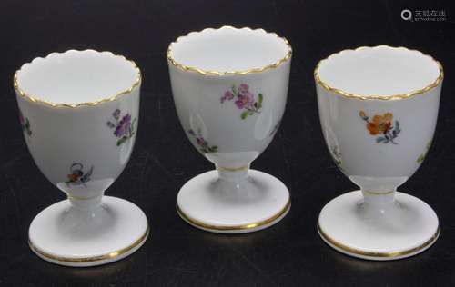 3 Eierbecher mit Streublumen / 3 egg cups with scattered flo...