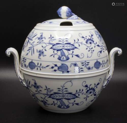 Bowle mit Zwiebelmuster / A punch tureen with Onion pattern,...