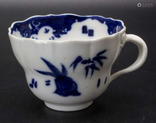 Tasse mit Blaumalerei / A cup with decoration in blue, Meiss...