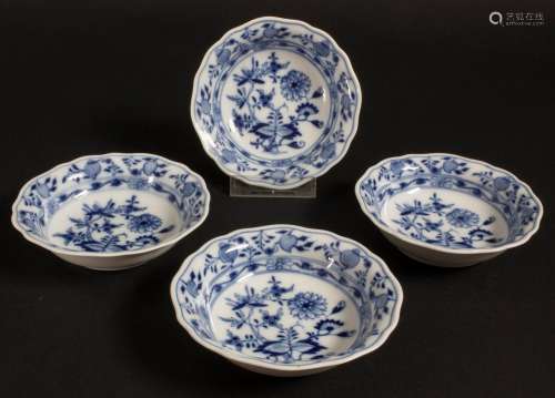 4 Schalen Zwiebelmuster / 4 dishes with onion pattern, Meiss...