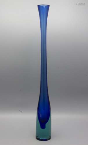 Sommerso-Langhalsvase / A Sommerso glass vase, Entwurf Flavi...
