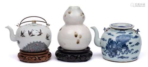A mixed lot of Chinese porcelain: including a double gourd v...