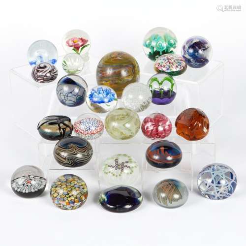 Grp: 25 Glass Paperweights