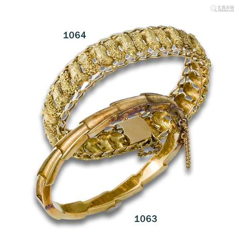 Bracelet, 1970s, in 18kt yellow gold, plain and matt.