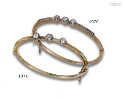 Rigid 18kt yellow gold bracelet set with three central old-c...