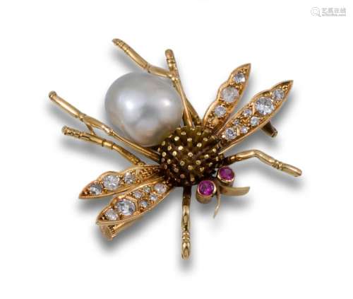 Antique fly brooch in 18kt yellow gold with diamond syntheti...