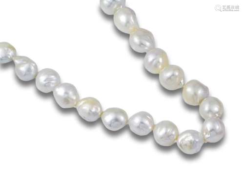 Long necklace made up of 71 Australian pearls