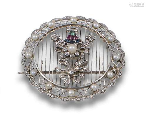 Brooch circa 1900, in 18 kt. yellow gold with platinum front...