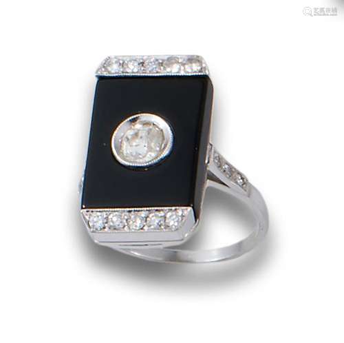 Art Deco shuttle ring in platinum, with an antique-cut diamo...