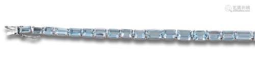 18kt white gold bracelet with baguette-cut aquamarines.