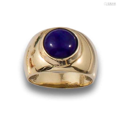 18kt yellow gold ring with central lapis lazuli.