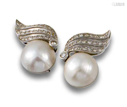 Earrings, 1950s, in 18 kt. white gold with a mabé pearl and ...