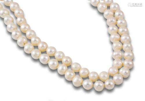 Extra-long necklace made of silky orient cultured pearls.