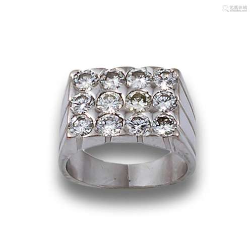 18kt white gold square ring with 12 brilliant-cut diamonds.