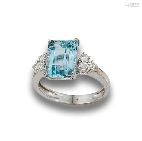 18kt white gold ring emerald-cut aquamarine flanked diamonds...