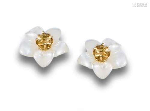 MOTHER-OF-PEARL FLOWER EARRING