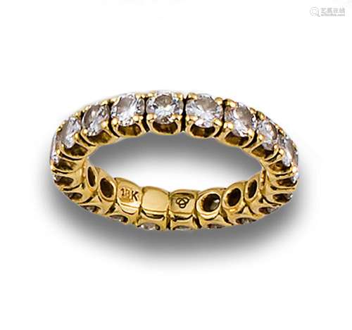 Endless wedding band ring in 18kt yellow gold with diamonds.