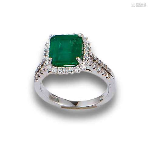 EMERALD, BRILLIANT-CUT DIAMONDS AND WHITE GOLD ROSETTE RING