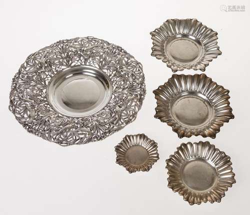 Lot of four silver centres