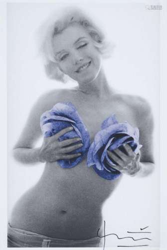 Stern, Bert - - Marilyn Monroe - purple wink roses. Späterer...