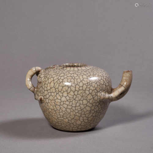 A Chinese Porcelain Ge-Type Wine Vessel