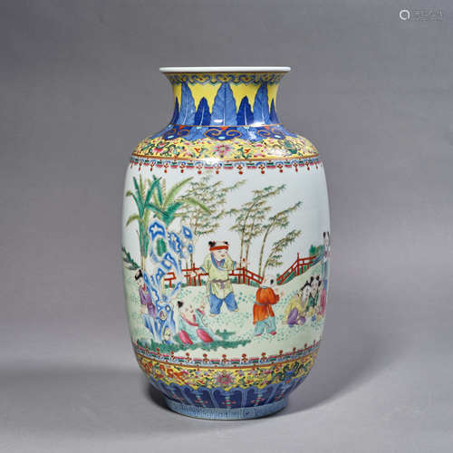 A Chinese Porcelain Famille Rose Vase