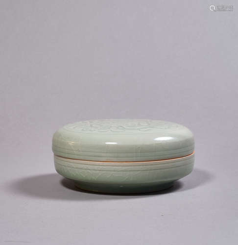 A Chinese Porcelain Celadon-Type 
Box and Cover